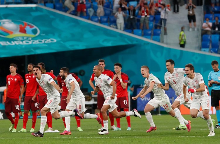 La selección española venció a Suiza en penaltis y es la primer clasificada a semifinales de la Eurocopa. Foto:AFP.