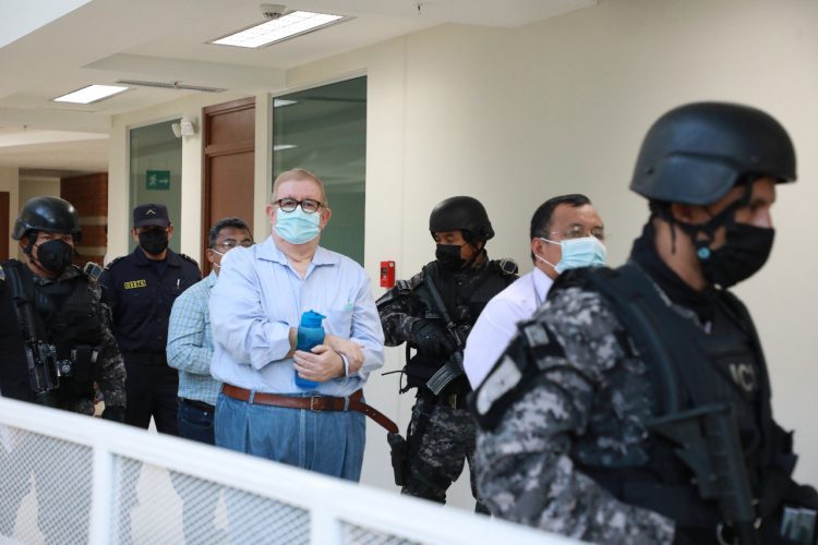 Exfuncionarios del gobierno de Mauricio Funes, al momento de ser trasladados a la sala de audiencia. DOTO/ Edison González.