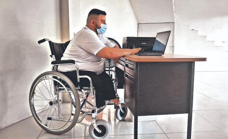 Juan Carlos lleva cinco años como contador 
público, tras una carrera de sacrificios./Foto: Diario El Salvador.