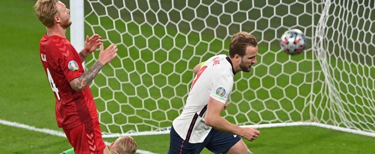 Harry Kane anota el 2-1 a Favor de Inglaterra. Foto: AFP