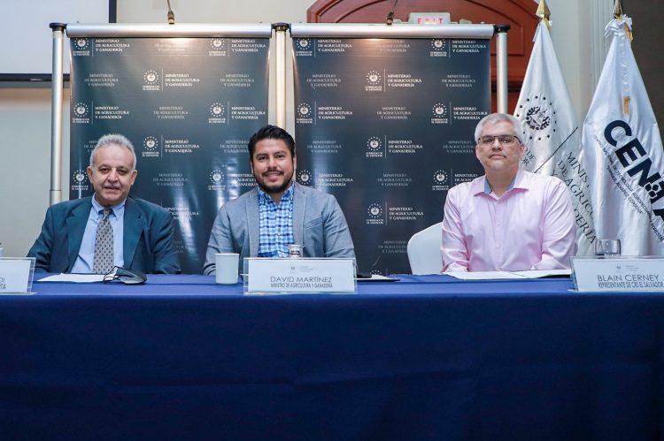 En mesa. José Emilio Suadi, del director ejecutivo del CENTA ; David Martínez, ministro de Agricultura y Ganadería y Blain Cerney, representante de CRS en El Salvador.