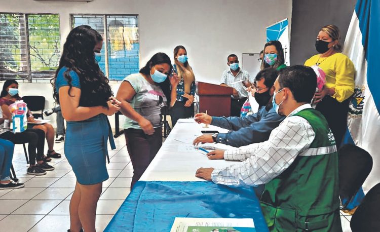 Quienes recibieron las becas residen en comunidades vulnerables de la cabecera departamental./Foto: Diario El Salvador.