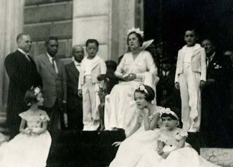 Pachita fue la primera reina de las fiestas patronales. Tenía 17 años cuando fue elegida. La corona le fue puesta por el mismo presidente de ese entonces, Maximiliano Hernández Martínez. Foto: Cortesía.