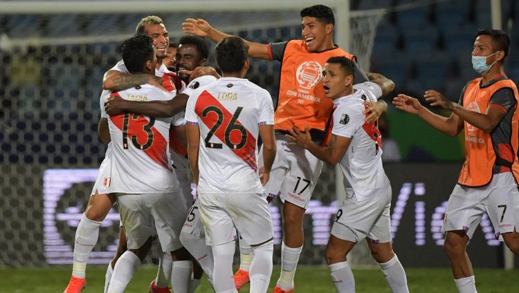 El combinado de Perú festeja luego de dejar en el camino a Paraguay y avanzar a la semifinal de Copa América. Foto: AFP