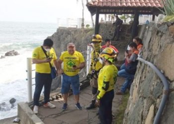 En El Sunzal hombre muere luego de salvar a su hija y nieta tras ser arrastrados por una ola