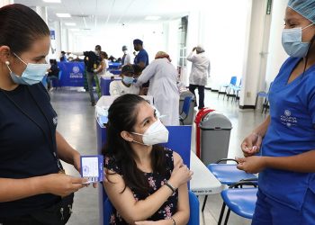 El Salvador ya vacuna contra la COVID-19 a todos los grupos etarios