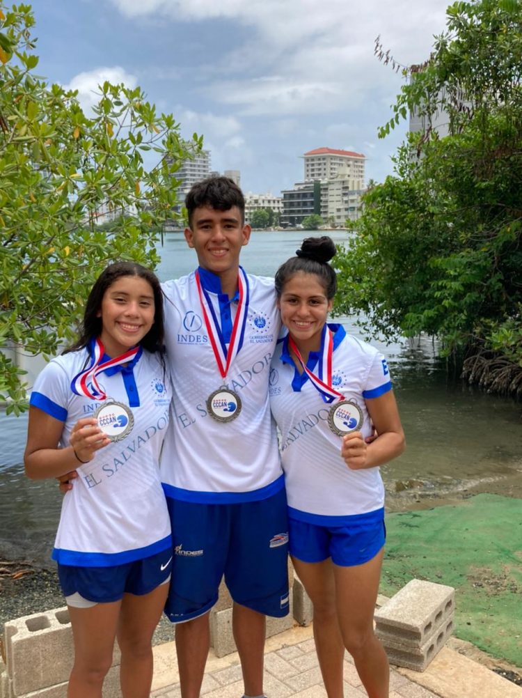 Valentina Jenkins, Rodrigo Rivas y Fátima Portillo, ganaron medalla de plata plara El Salvador en modalidad aguas abiertas. Foto Cortesía INDES.
