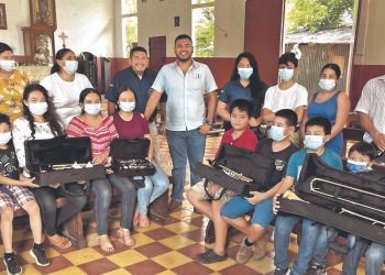 Alcalde de Lolotique destina la mitad de su salario para regalar instrumentos musicales