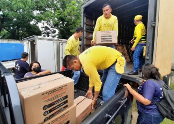Un ejército de voluntarios y empleados trabajan en la entrega de paquetes en San Salvador