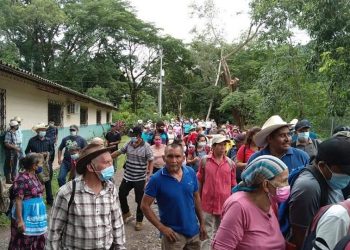 Gobierno de El Salvador entrega paquetes de alimentos a más de 400 veteranos militares y excombatientes