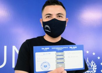 Diputado de Nuevas Ideas, Mauricio Ortiz, recibe su primera dosis contra la COVID-19