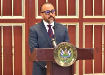 Presidente de Asamblea Legislativa propone creación de comisión que investigue sobresueldos en últimos 30 años
