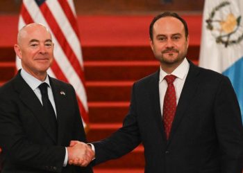 Guatemala firma dos acuerdos con EE. UU.