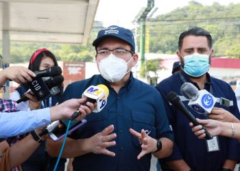 Defensoría del Consumidor verifica precios de combustible en gasolineras de San Salvador