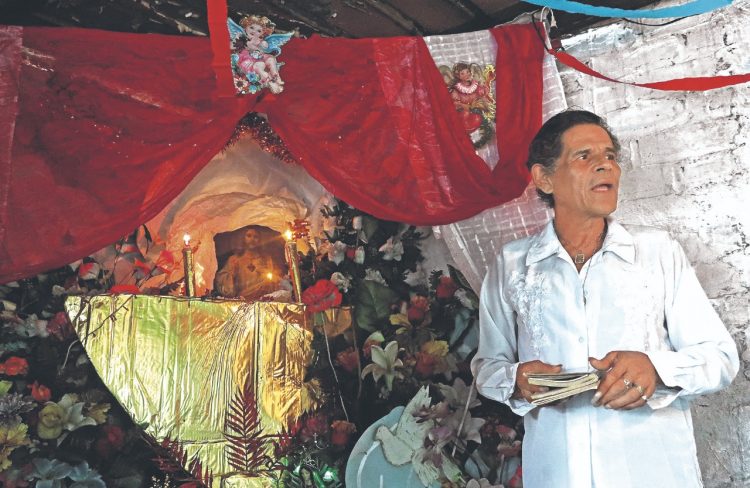. Los últimos
40 de sus 57
años, Omar
Reyes los ha
dedicado a orar
en novenarios y
rezos de santos
y vírgenes,
patronos de los
devotos católicos. 
Fotos: Francisco Campos/ DES.