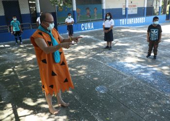 Un docente se disfraza para motivar el aprendizaje de los niños