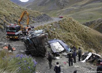 Sube a 34 el saldo de muertos por accidente de autobús de pasajeros en Bolivia