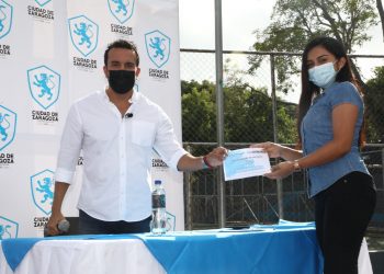 Alcalde de Zaragoza entrega 24 becas a jóvenes destacados