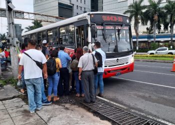 Población avala suspensión de concentraciones por 90 días