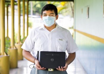Estudiantes con discapacidad visual recibieron  computadoras con software especial