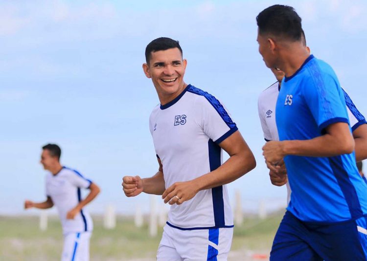 El seleccionado nacional de Fútbol Playa, ya retornó a los entrenamientos. Foto Diario El Salvador.