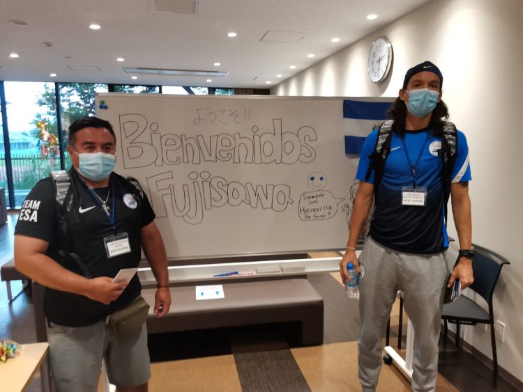 Ernesto Castro, entrenador de José Mijangos, son recibidos cordialmente en la ciudad de Fujisawa. Foto Cortesía COES.