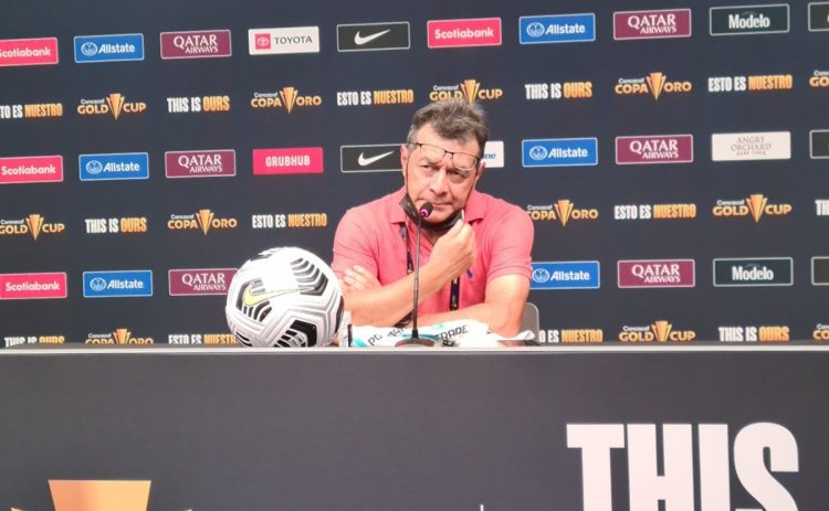 El seleccionador nacional Hugo Pérez, afirma que aún falta mucho por hacer en el equipo, para plasmar bien su idea táctica. Foto de Diario El Salvador.