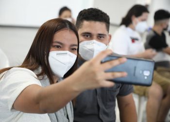 Jóvenes salvadoreños aprueban proceso de vacunación contra COVID-19