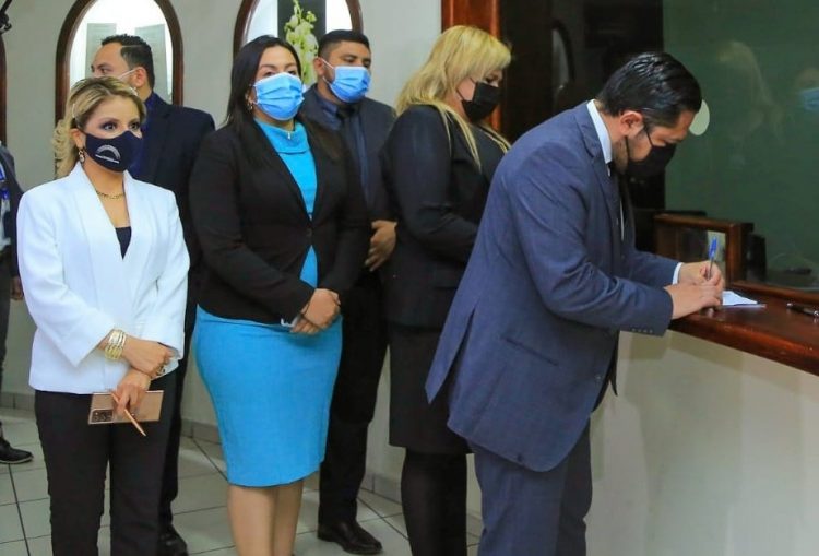 Diputados de la comisión de trabajo presentan pieza de correspondencia. Foto: Asamblea Legislativa.