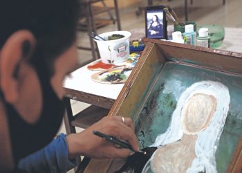 Carlos utiliza la pintura para rehabilitarse y mejorar sus destrezas