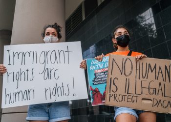 Gobierno de EE. UU. prohíbe aceptar nuevas solicitudes de DACA, en cumplimiento con orden de juez de Texas