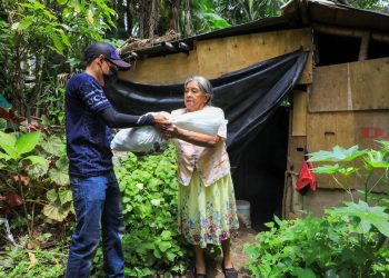 Familias salvadoreñas continúan recibiendo paquetes alimentarios en todo el país