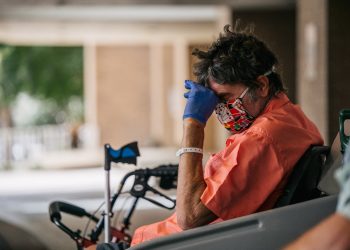Doctora en Estados Unidos: «Una de las últimas cosas que hacen antes de estar intubados es rogarme por la vacuna, pero es demasiado tarde»