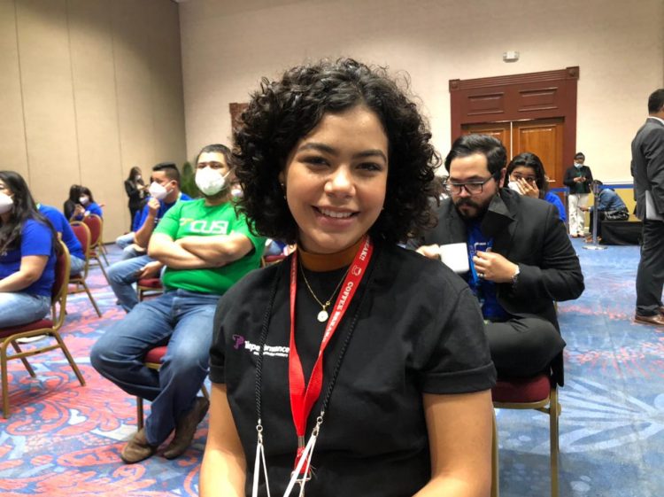 Andrea Pérez, de 21 años, dijo que el trabajo en un centro de llamadas le permite costear sus estudios y empezar a alcanzar sus metas. Foto / Jonathan Pineda.