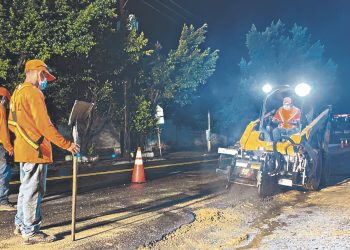 Bacheo nocturno en calles de alto tráfico en Santa Ana