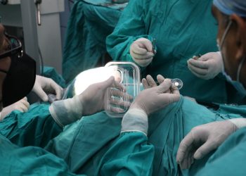 Niñas son beneficiadas con la colocación de un implante coclear