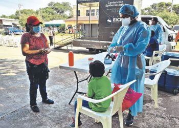 Habitantes de Yamabal, en Morazán acuden a hacerse prueba de coronavirus