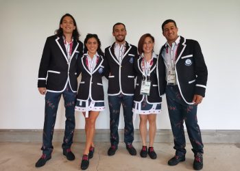 Atletas salvadoreños visten en honor al café en el desfile de los Olímpicos de Tokio