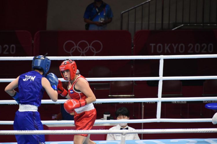 La pugilista nacional Argentina Solórzano (rojo) no pudo hacer mucho ante a japonesa Irie Sena, ante quien perdió en su debut en los Juegos Olímpicos de Tokio 2020. Fotos COES.