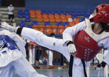 Taekwondo Élite en combate, mientras cumple los protocolos de bioseguridad contra la COVID-19