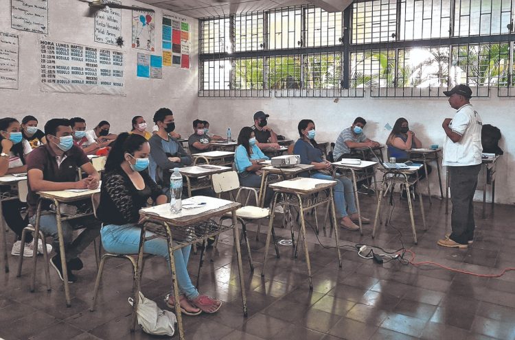 Los empleados deben tener el carné respectivo para que el negocio siga operando. Foto Jeannette Rodríguez.