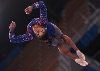 Simone Biles, de Estados Unidos logra el pase a todas las finales de la gimnasia artística