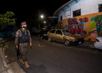 Ministro de Defensa acompaña a soldados en patrullajes