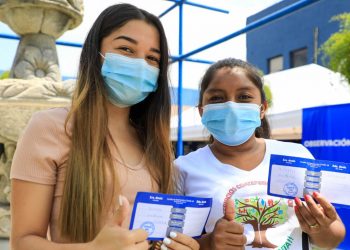 Gobierno de El Salvador desarrolla jornadas de vacunación móvil para combatir la COVID-19