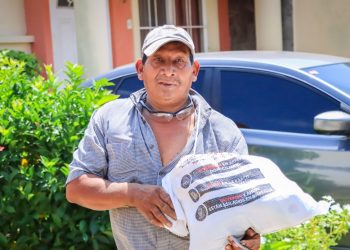 Gobierno de El Salvador entrega paquetes alimentarios a familias de La Libertad y Santa Ana