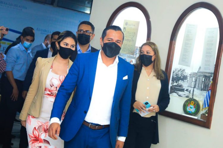 Funcionarios presentan piezas de correspondencia.