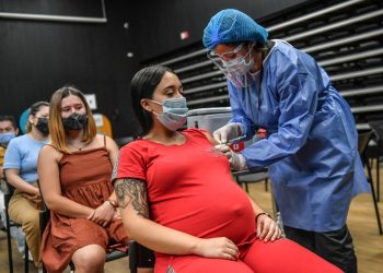 Más de 7,000 niños y 400 mujeres embarazadas dieron positivo a la COVID-19 en Cuba