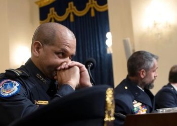 Agentes policiales de Estados Unidos detallan en audiencia el asalto al Capitolio
