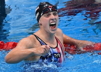 Katie Ledecky cede otra corona olímpica a Titmus pero se consuela con oro en 1.500 metros