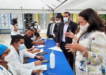 El Ministro de Salud y la encargada de Negocios de la embajada de EE.UU. verifican vacunación en Zaragoza